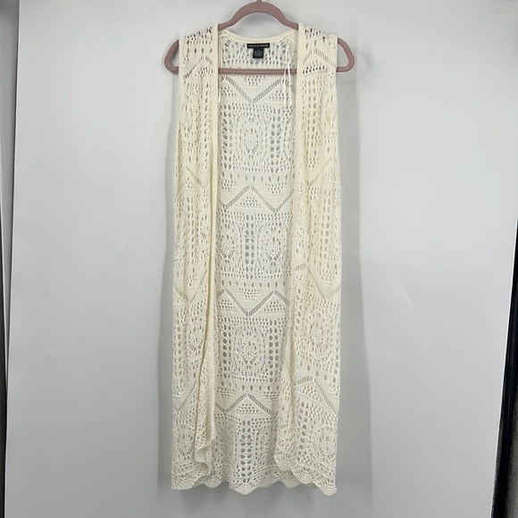 CHELSEA & THEODORE
Plus Eyelet-Lace Open-Front Shrug - Picture 2 of 5